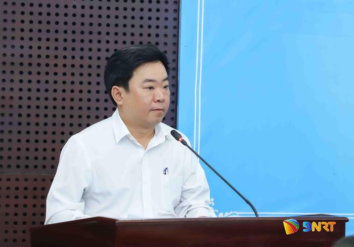 Phó Giám đốc Sở Nội vụ Trần Trung Sơn báo cáo tại buổi khảo sát. Ảnh: NGỌC PHÚ