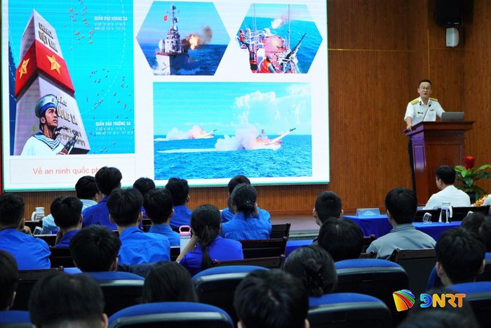 Đại diện Bộ Tư lệnh Vùng 3 Hải quân báo cáo chuyên đề về biển đảo tại chương trình. Ảnh: VINH ANH