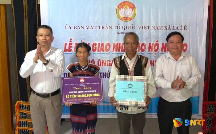 Lãnh đạo xã La Êê trao quà cho gia đình ông A Đih BHiên tại lễ bàn giao nhà. Ảnh: ANH KHOA