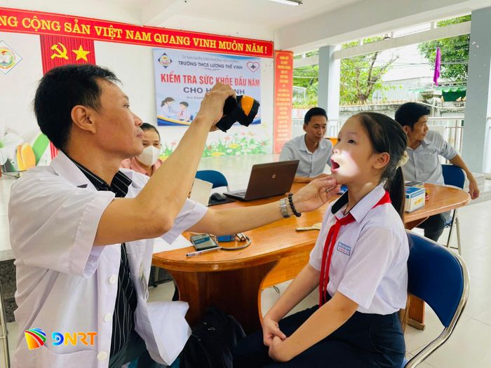 Nhân viên y tế kiểm tra sức khỏe cho học sinh tại Trường THCS Lương Thế Vinh (phường Hòa Khánh). Ảnh: ĐVCC