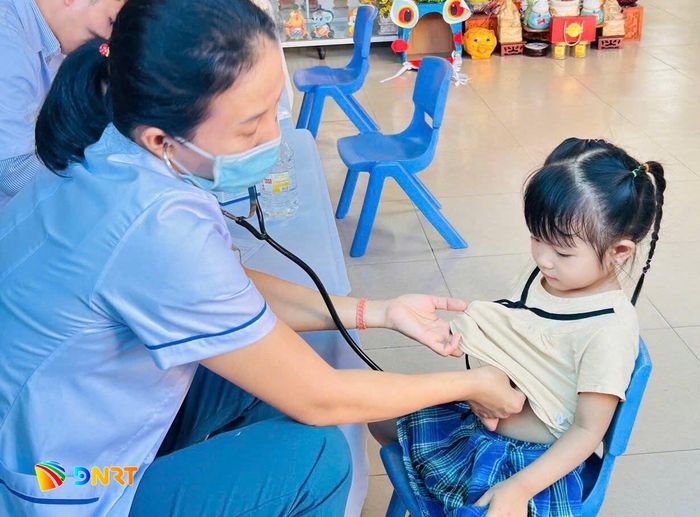Kiểm tra sức khỏe đầu năm học giúp phát hiện sớm một số vấn đề sức khỏe ở học sinh. Ảnh: ĐVCC