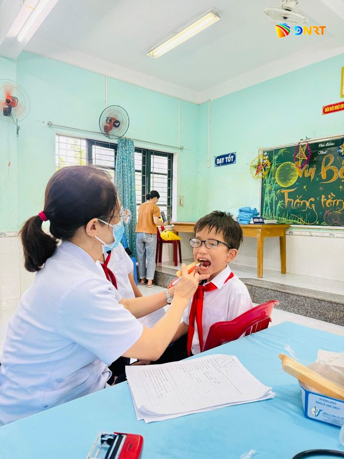 Kiểm tra sức khỏe đầu năm giúp nhà trường và gia đình có thêm thông tin theo dõi sức khỏe học sinh. Ảnh: ĐVCC