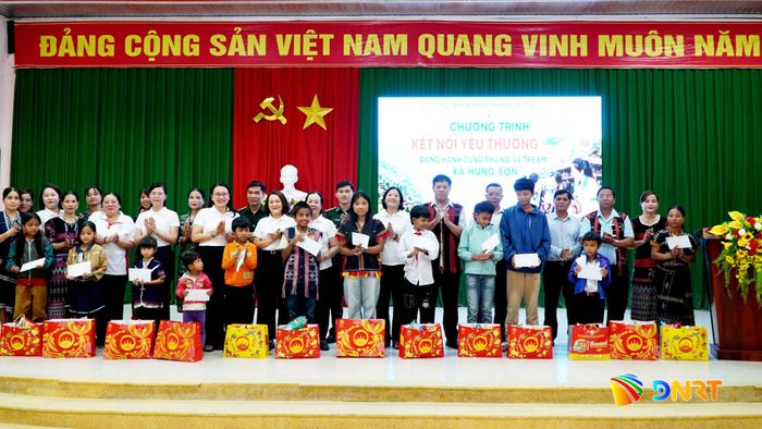 Hội Liên hiệp Phụ nữ phường Hải Châu trao quà cho học sinh khó khăn tại xã Hùng Sơn. Ảnh: PV