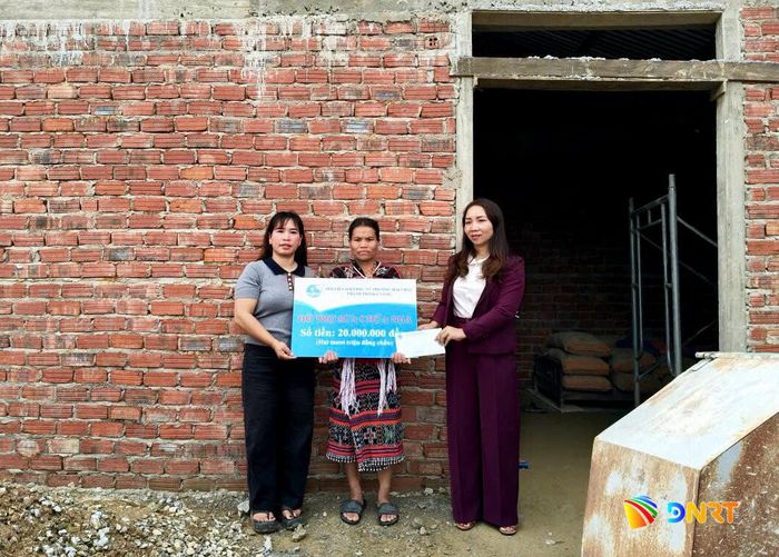 Đại diện Hội Liên hiệp Phụ nữ phường Hải Châu trao hỗ trợ hộ dân khó khăn tại xã Hùng Sơn sửa chữa nhà. Ảnh: TRỌNG HUY