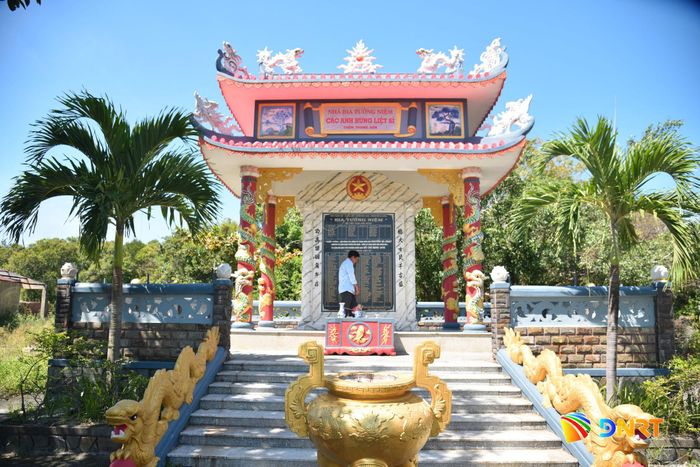 Nhà bia tưởng niệm các anh hùng liệt sĩ của thôn Trung Sơn. Ảnh: XUÂN DŨNG