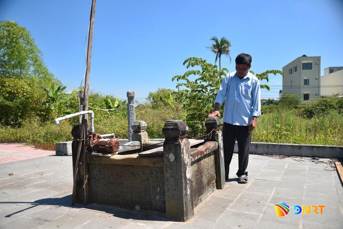 Giếng Chăm trong khu vực đồi Trung Sơn, nằm cạnh nhà dân. Ảnh: XUÂN DŨNG