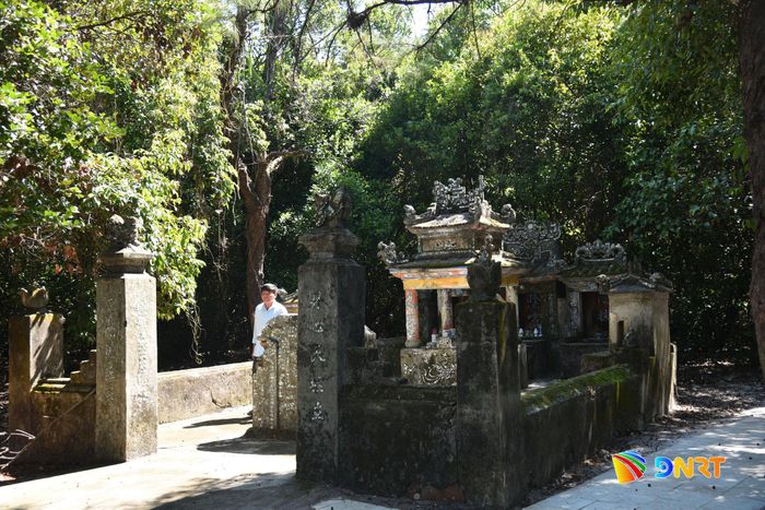 Miếu Âm linh tại khu di tích đồi Trung Sơn. Ảnh: XUÂN DŨNG
