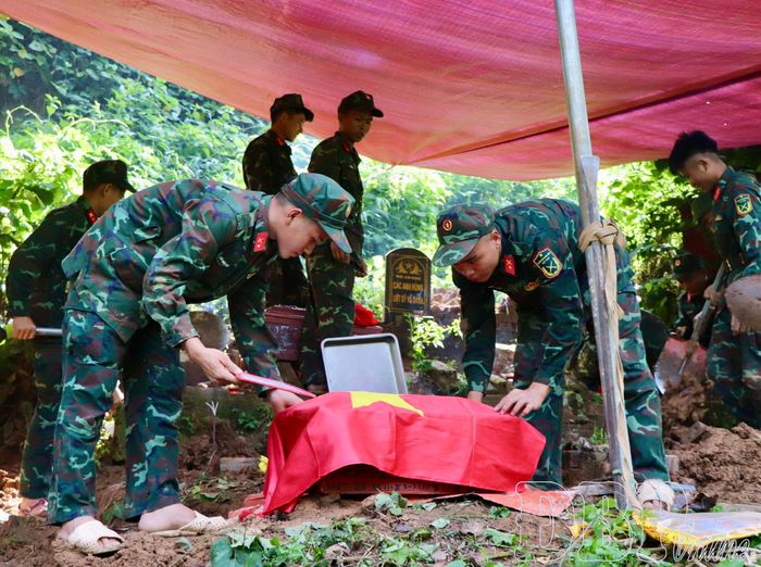 Lực lượng tiến hành cất bốc hài cốt liệt sĩ tại Nghĩa trang nhân dân Him Lam. 
