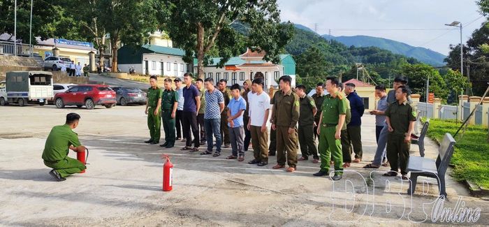 Công an xã Mường Pồn hướng dẫn lực lượng đảm bảo an ninh trật tự ở cơ sở sử dụng thiết bị chữa cháy. Ảnh: CTV
