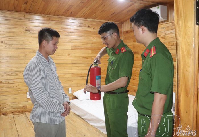 Công an phường Điện Biên Phủ hướng dẫn nhân viên cơ sở lưu trú sử dụng bình chữa cháy. Ảnh: Thùy Trang