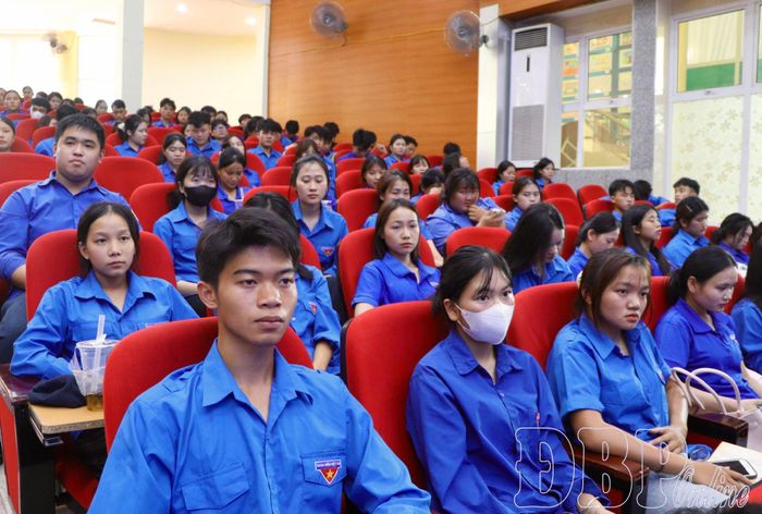 Đoàn viên, thanh niên dự chương trình.