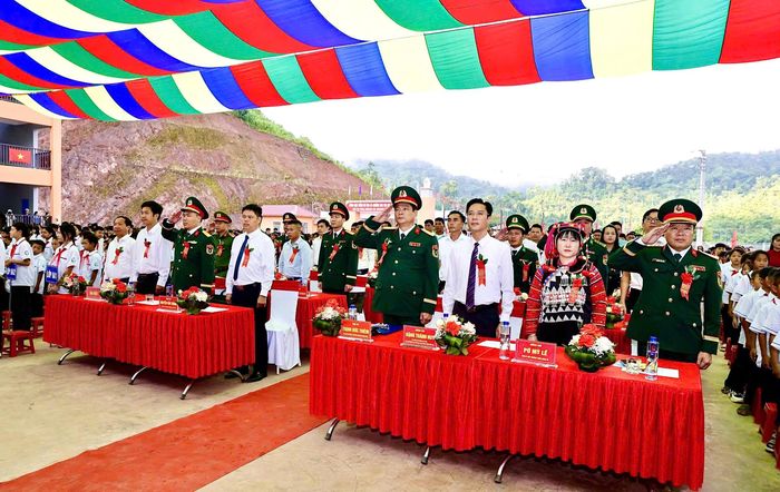 Đại biểu dự Lễ Khai giảng năm học mới và khánh thành Trường PTNT Tiểu học và THCS xã Sín Thầu.