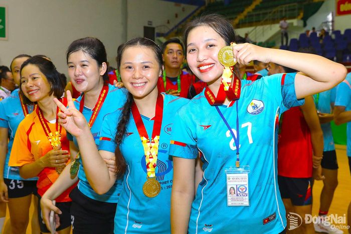 Niềm vui của đội bóng chuyền nữ phường Tam Hiệp giành hạng nhất tại Đại hội Thể dục thể thao thành phố. Ảnh: C.T.V