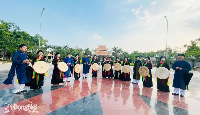 Người cao tuổi trên địa bàn phường Trảng Bom biểu diễn dân ca quan họ tại công viên Văn hóa Hùng Vương.