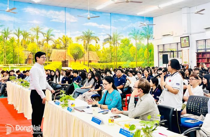Tiến sĩ Trần Nguyên Khang, giảng viên Khoa Lịch sử và Quan hệ quốc tế, Trường đại học Khoa học xã hội và Nhân văn, Đại học Quốc gia Thành phố Hồ Chí Minh trao đổi với sinh viên về chủ đề công dân toàn cầu.