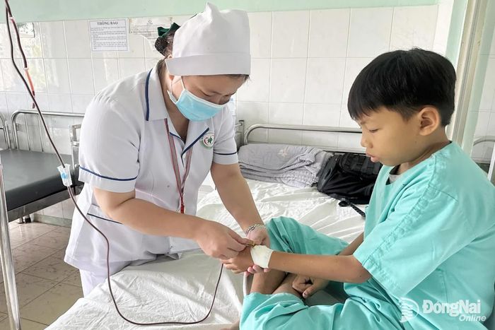 Với những bệnh nhân bị bệnh nặng, bệnh mạn tính phải điều trị dài ngày, thẻ BHYT là “cứu cánh” cho các gia đình. Ảnh: Hạnh Dung