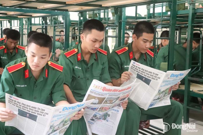 Học viên thường xuyên đọc báo để cập nhật tin tức thời sự. Ảnh: Hải Yến