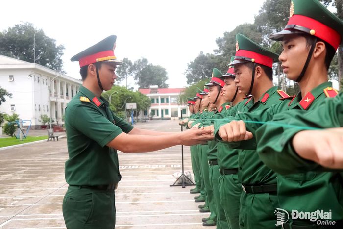 Cán bộ Tiểu đoàn 9 hướng dẫn học viên thực hiện điều lệnh đội ngũ. Ảnh: Hải Yến