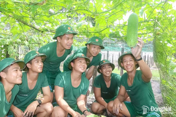 Niềm vui của các tân học viên sau giờ tăng gia sản xuất. Ảnh: Hải Yến