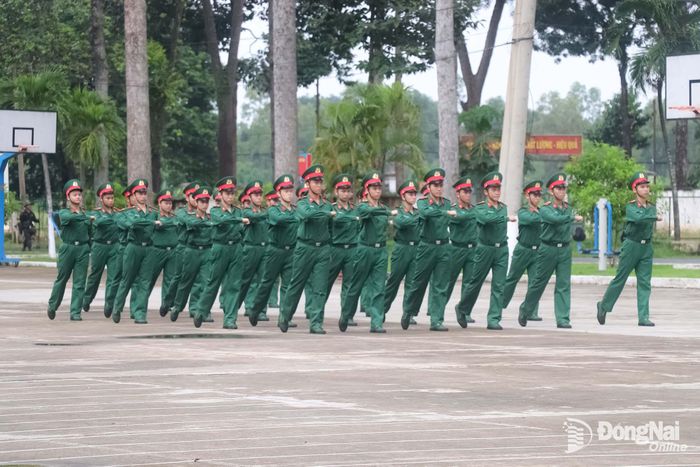 Nhờ tập luyện nghiêm túc, sau 1 tháng, học viên đã thực hiện tốt điều lệnh đội ngũ. Ảnh: Hải Yến