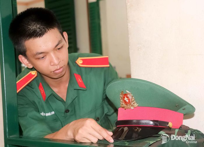 Học viên thực hiện sắp xếp nội vụ chỉn chu, ngăn nắp. Ảnh: Hải Yến