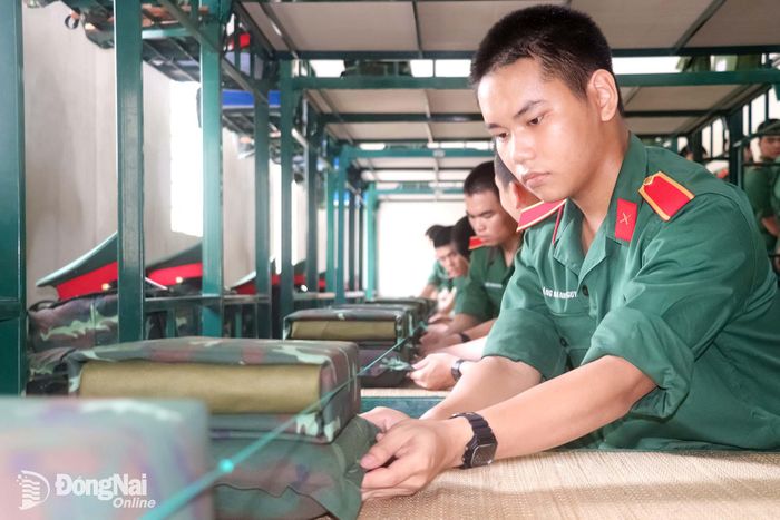 Học viên thực hiện căng dây nội vụ, sắp xếp giường ngủ phải tuyệt đối sạch sẽ, ngay ngắn. Ảnh: Hải Yến