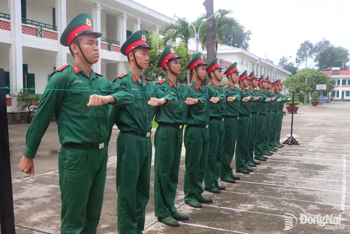 Trong vòng 1 tháng, học viên phải nắm vững và thực hành đúng điều lệnh của quân đội. Ảnh: Hải Yến