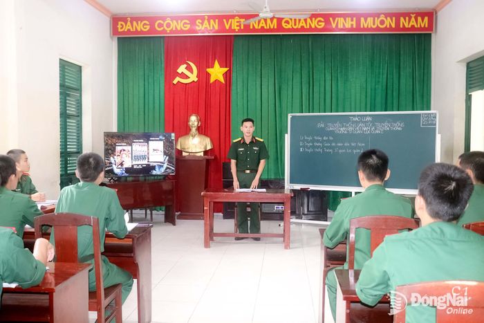 Trong tháng đầu tiên, học viên Trường Sĩ quan Lục quân 2 được tham gia học tập, tìm hiểu về truyền thống lịch sử của nhà trường. Ảnh: Hải Yến