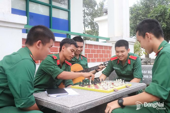 Các học viên giải trí trong giờ giải lao. Ảnh: Hải Yến