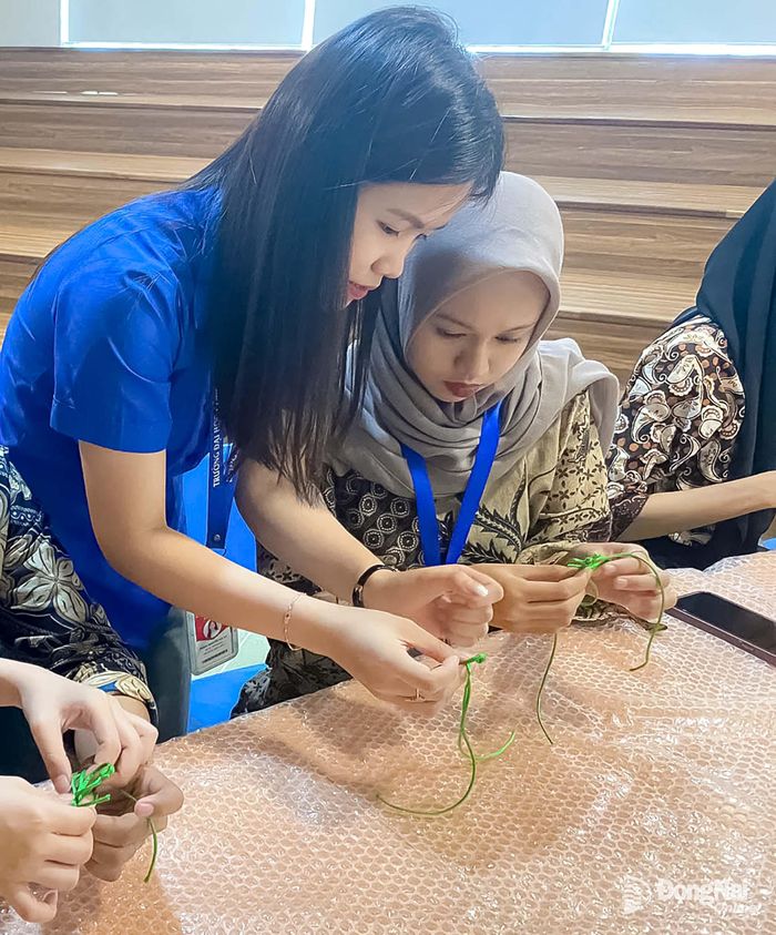 Chị Phạm Nguyễn Hạ Vy giao lưu cùng sinh viên quốc tế đến tham quan Trường đại học Công nghệ Đồng Nai vào tháng 4-2026.