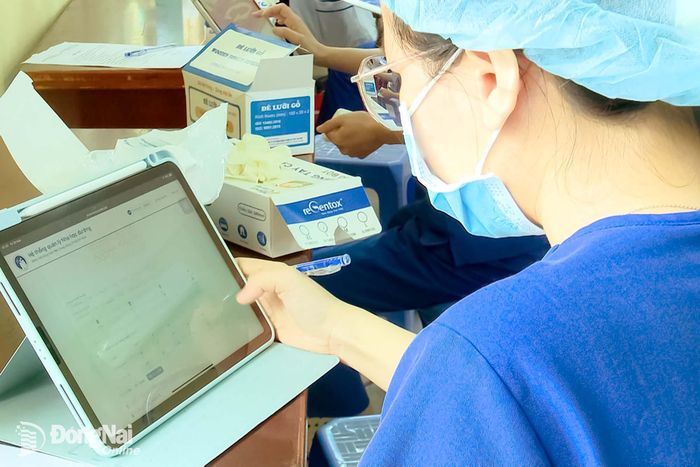 Bác sĩ Bệnh viện Răng Hàm Mặt Trung ương Thành phố Hồ Chí Minh nhập dữ liệu vào phần mềm quản lý nha học đường sau khi khám răng cho học sinh.