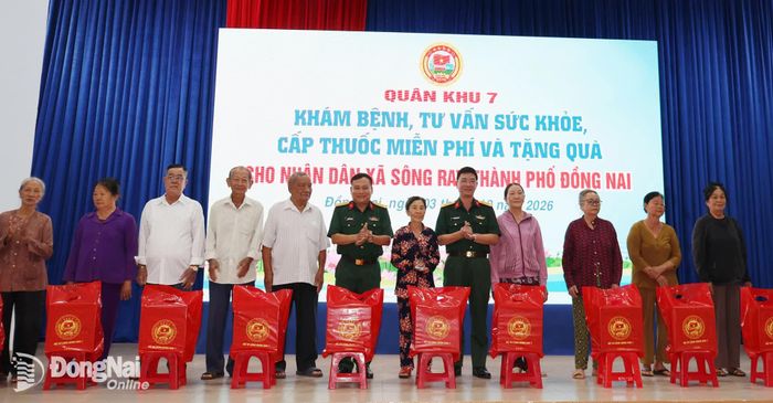 Thủ trưởng Quân khu 7 và Cục Hậu cần - Kỹ thuật Quân khu 7 trao quà cho người dân khó khăn trên địa bàn xã Sông Ray. Ảnh: Nguyệt Hà