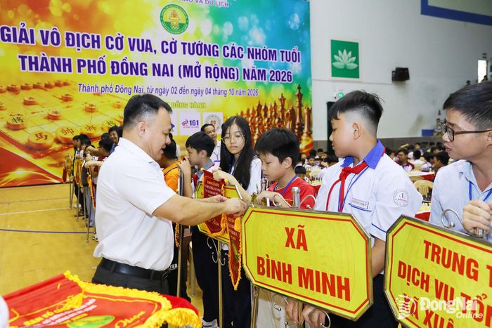Ban tổ chức tặng cờ lưu niệm cho các đơn vị, câu lạc bộ tham gia giải. Ảnh: Huy Anh