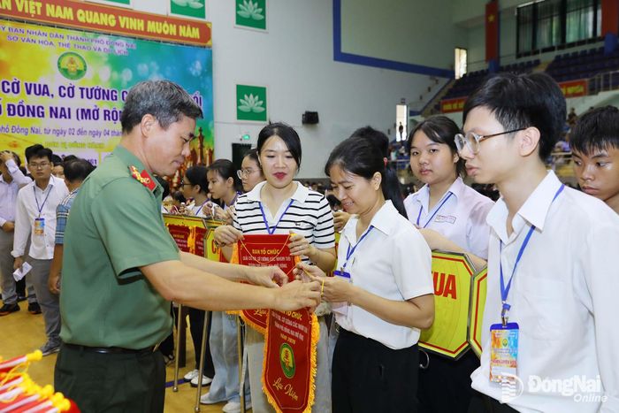 Ban tổ chức tặng cờ lưu niệm cho các đơn vị, câu lạc bộ tham gia giải. Ảnh: Huy Anh