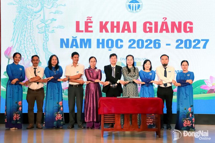 Các phòng, ban chuyên môn Trường cao đẳng Mỹ thuật trang trí Đồng Nai ký kết, thể hiện tinh thần thi đua trong năm học 2026-2027. Ảnh: My Ny