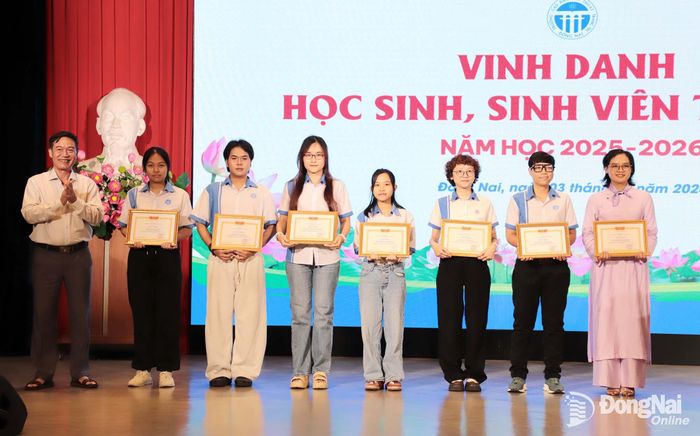 Trường cao đẳng Mỹ thuật trang trí Đồng Nai khen thưởng cho các học sinh, sinh viên có thành tích xuất sắc năm học 2025-2026. Ảnh: My Ny