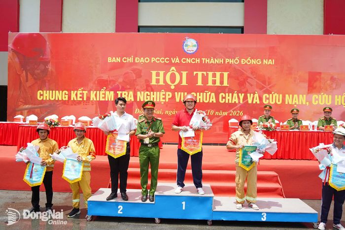 Ban tổ chức trao giải cho các đội đạt thành tích xuất sắc cả 2 phần thi. Ảnh: Lê Duy