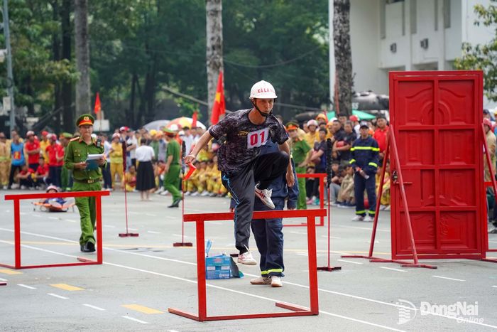 Các đội tham gia tranh tài phần thi đội hình tổng hợp 300m chữa cháy, cứu người, cứu tài sản. Ảnh: Lê Duy