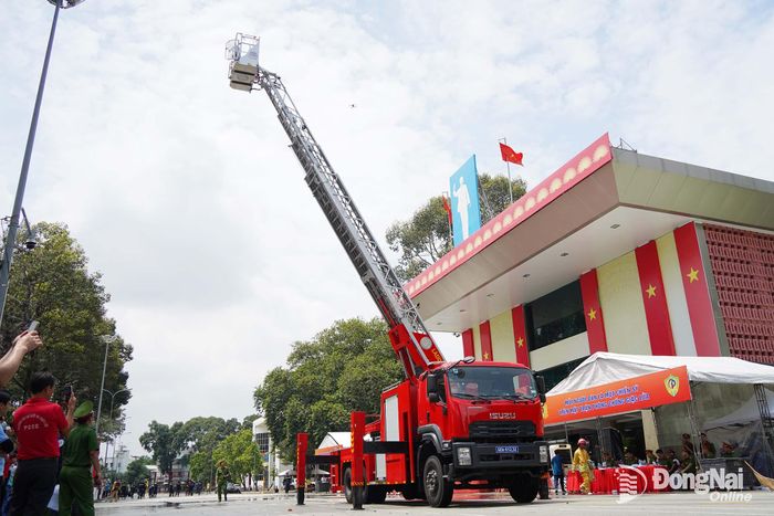 Lực lượng chữa cháy chuyên nghiệp trình diễn kỹ năng cứu người trên cao bằng phương tiện chữa cháy hiện đại. Ảnh: Lê Duy