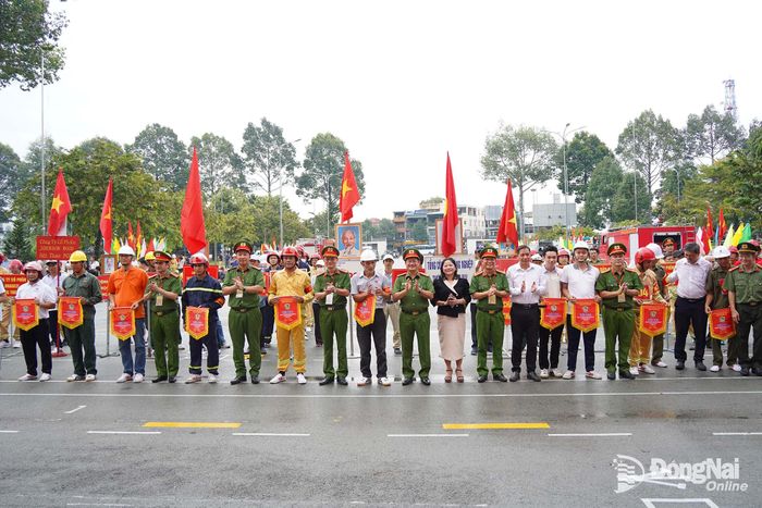 Ban tổ chức trao cờ lưu niệm cho các đội tham gia vòng chung kết. Ảnh: Lê Duy