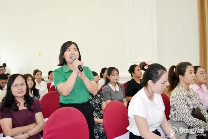 Các đảng viên trao đổi tại buổi họp mặt. Ảnh: Phương Hằng