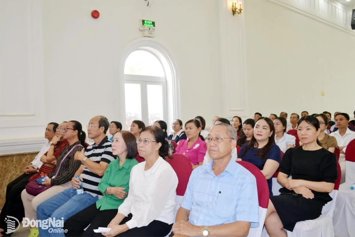 Các đảng viên dự buổi họp mặt. Ảnh: Phương Hằng