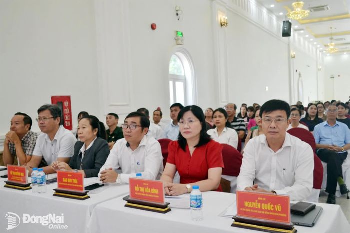 Các đại biểu dự buổi họp mặt. Ảnh: Phương Hằng
