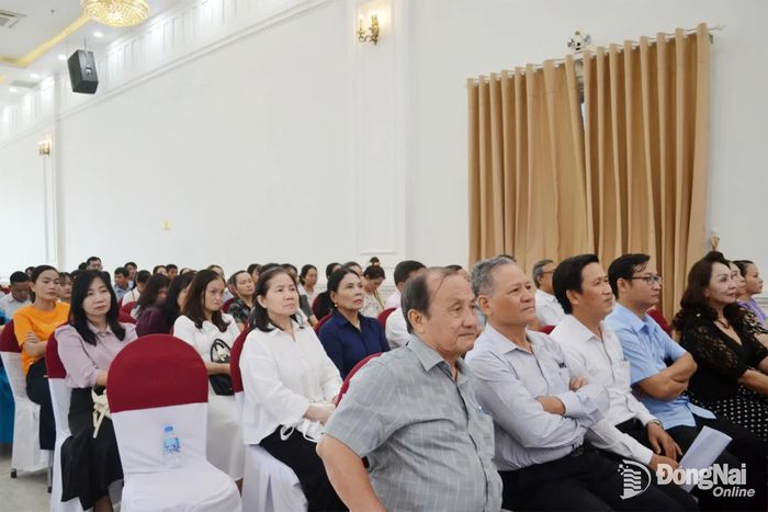 Các đảng viên dự buổi họp mặt. Ảnh: Phương Hằng