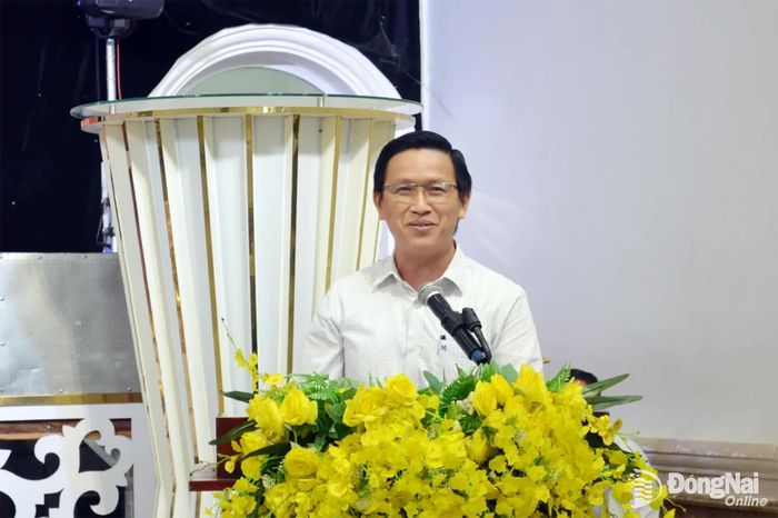 Các đảng viên trao đổi tại buổi họp mặt. Ảnh: Phương Hằng