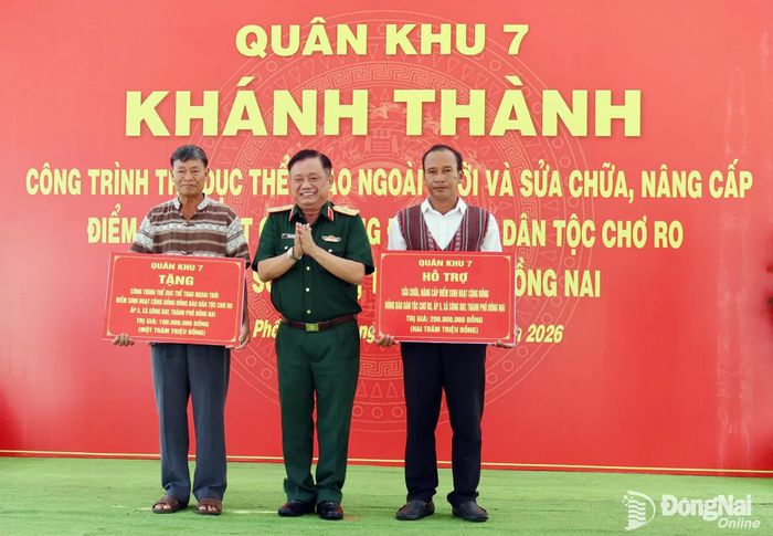 Thiếu tướng Trần Chí Tâm, Ủy viên Thường vụ Đảng ủy, Phó Chính ủy Quân khu 7 trao bảng tượng trưng hỗ trợ và trao tặng công trình. Ảnh: Nguyệt Hà