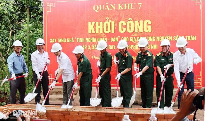 Đại biểu khởi công xây dựng nhà tình nghĩa quân dân cho gia đình ông Nguyễn Sông Toàn. Ảnh: Nguyệt Hà