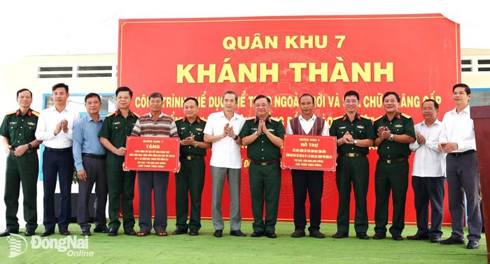 Thủ trưởng Quân khu 7, thành phố Đồng Nai và các đơn vị trao tặng bảng tượng trưng khánh thành công trình thể dục thể thao và nâng cấp, sửa chữa điểm sinh hoạt cộng đồng đồng bào Chơ Ro, ấp 5, xã Sông Ray. Ảnh: Nguyệt Hà