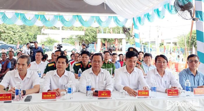 Thủ trưởng Quân khu 7 và các cơ quan, đơn vị thành phố Đồng Nai dự chương trình. Ảnh: Nguyệt Hà