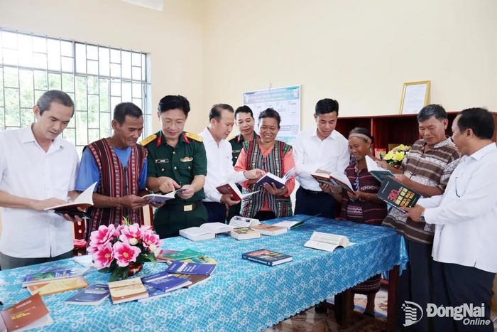 Thủ trưởng Quân khu 7, lãnh đạo Ủy ban MTTQ Việt Nam thành phố Đồng Nai và các đại biểu tham quan khu trưng bày sách tại điểm sinh hoạt cộng đồng. Ảnh: Nguyệt Hà